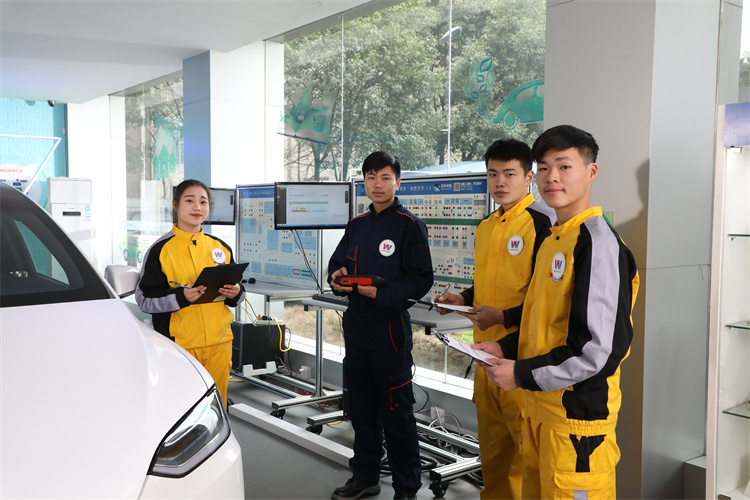 【油車維修工不會修新能源車？】短期的汽車新能源技術更適合成年人選擇！