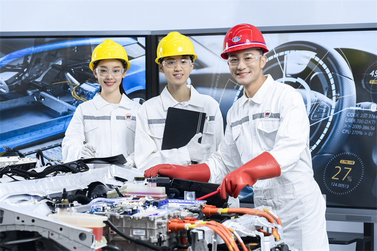 【校企聯動·賦能未來】西安萬通學子陜西萊比森新能源充電樁校企合作班學子開啟企業實訓新征程！