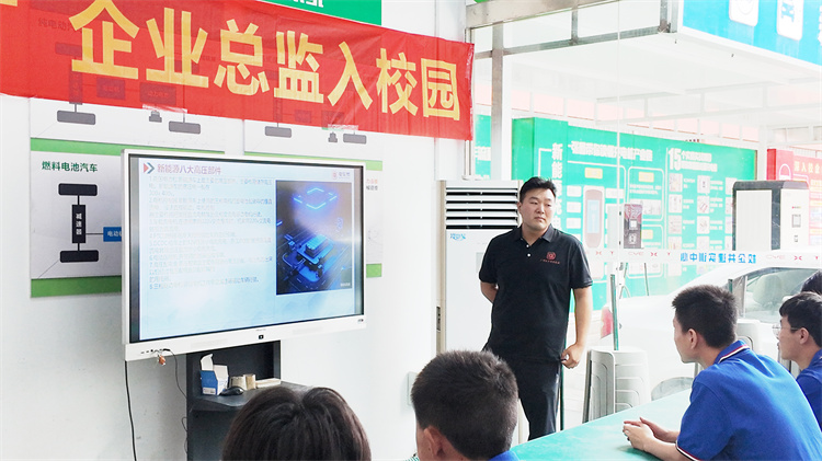 “技能成就未來(lái)！馮熹燾總監(jiān)走進(jìn)西安萬(wàn)通，揭秘職場(chǎng)新機(jī)遇”